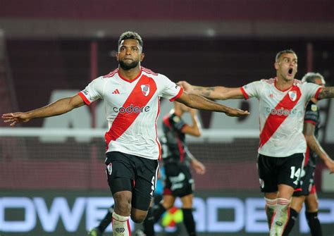 a qué hora juega river plate